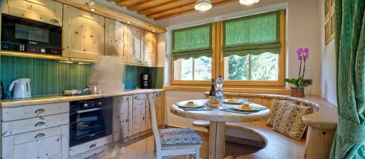*** מלון דירות ליביניו Chalet Nada איטליה